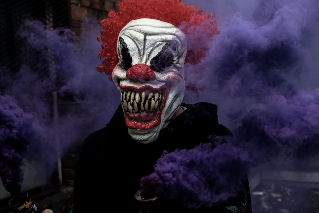 how-to-take-good-halloween-night-photos-scary-clown